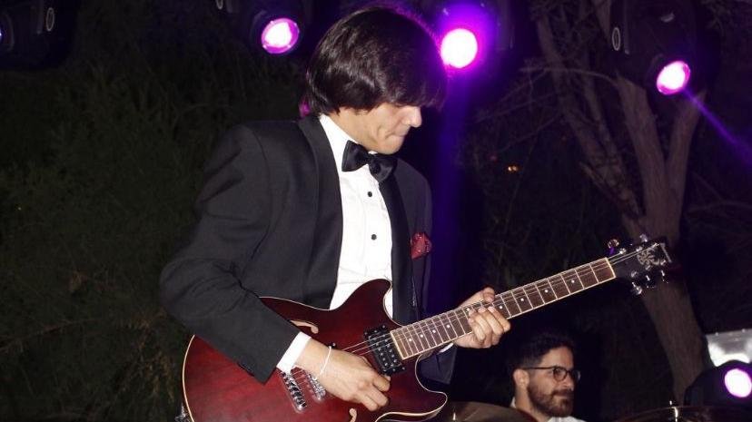 recorte_16_9_guitarrista_completo